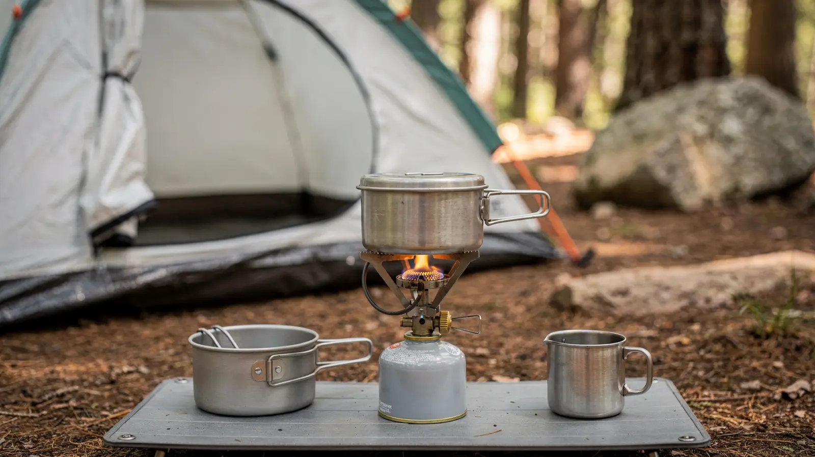 Campingkocher auf sicherem Untergrund mit Brennstoff und Belüftung beim Camping
