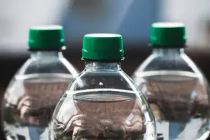 Drei Wasserflaschen in Nahaufnahme