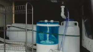 Wasserkanister im Vorratsschrank